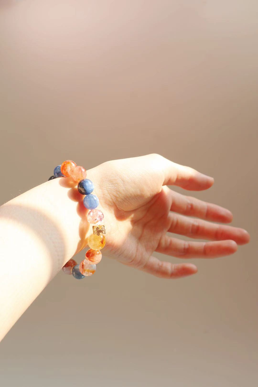 [Eis und Feuer] Armband aus blauem Kristall und rotem Hämatoidquarz